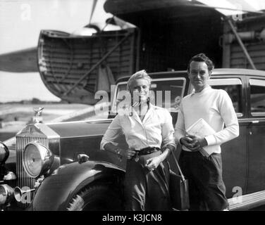 Réalisateur David Lean et son épouse l'actrice ANN TODD retour d'un petit air de vacances sur un ferry avec leur voiture Rolls-Royce. Banque D'Images