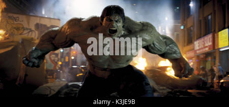 L'Incroyable Hulk aka HULK 2 EDWARD NORTON comme Bruce Banner / Hulk, stars dans ce nouveau départ en tant que scientifique de chasse désespérément d'un traitement pour le rayonnement gamma qui a empoisonné ses cellules et libère toute la force débridée de rage en lui. L'Incroyable Hulk Date : 2008 Banque D'Images