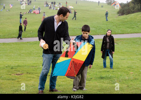 THE KITE RUNNER KHALID ABDALLA, ALI DANISH BAKHTYARI, ATTOSSA LEONI The Kite Runner Date : 2007 Banque D'Images