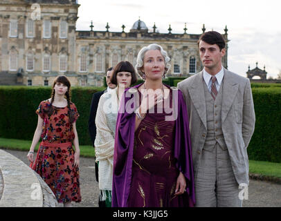 FELICITY JONES Brideshead Revisited comme Lady Cordelia Flyte, ED STOPPARD comme Bridley , Flyte comme Julia Flyte, Emma Thompson comme Lady Marchmain, MATTHEW GOODE comme Charles Ryder Brideshead Revisited [BR / US 2008] FELICITY JONES comme Lady Cordelia Flyte, ED STOPPARD comme Bridley Flyte [masqué], HAYLEY ATWELL que Julia Flyte, Emma Thompson comme Lady Marchmain, MATTHEW GOODE comme Charles Ryder Date : 2008 Banque D'Images