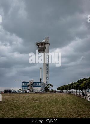 La tour de contrôle dans le port du Havre, France. Banque D'Images