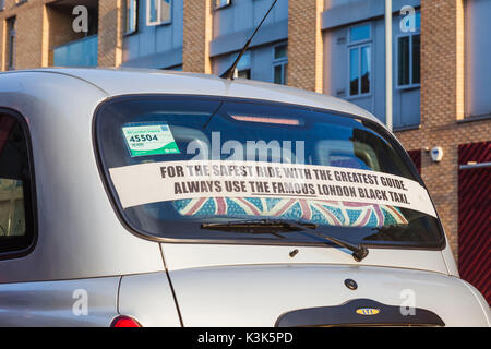 L'Angleterre, Londres, le slogan publicitaire dans la fenêtre arrière du taxi noir londonien traditionnel Banque D'Images