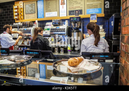 Pret a manger - travail personnel et les baristas au guichet d'un pret a manger coffee shop Banque D'Images