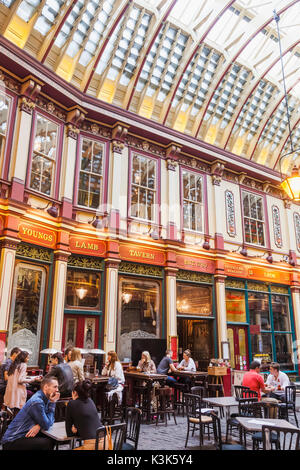 L'Angleterre, Londres, la City, Leadenhall Market, scène Pub Banque D'Images