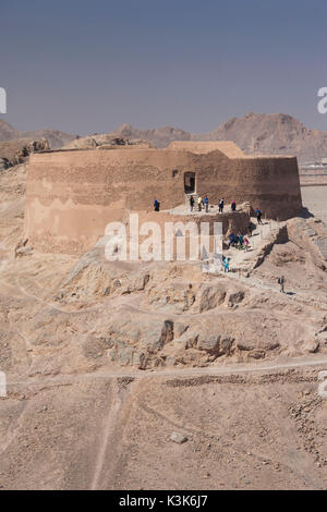 L'Iran, au centre de l'Iran, Yazd, Zoroastrienne tours de silence extérieur, complexe funéraire Banque D'Images