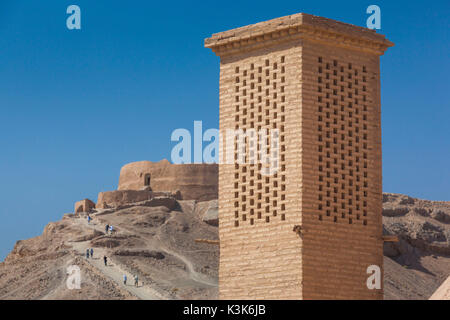 L'Iran, au centre de l'Iran, Yazd, Zoroastrienne tours de silence extérieur, complexe funéraire Banque D'Images