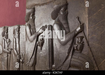 L'Iran, Téhéran, Musée National d'Iran, Procession de Xerxès frise de la ville antique de Persépolis Banque D'Images