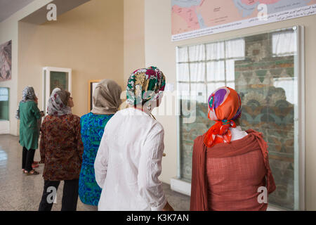 L'Iran, Téhéran, Musée National d'Iran, les femmes visiteurs Banque D'Images