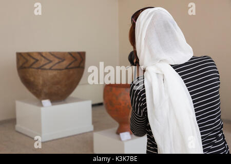 L'Iran, Téhéran, Musée National d'Iran, les femmes visiteurs Banque D'Images