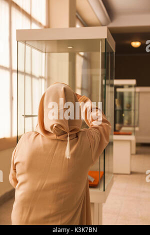 L'Iran, Téhéran, Musée National d'Iran, les femmes visiteurs Banque D'Images