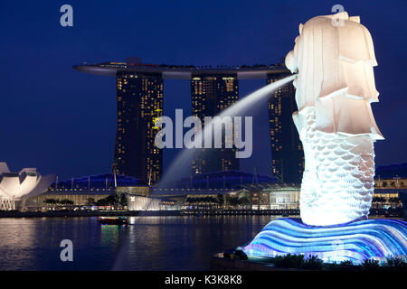 Statue du Merlion, emblème de l'emblématique représentant de Singapour la mi-lion mi-poisson situé au Parc Merlion adjacent à un Fullerton Banque D'Images