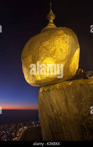 Pagode Kyaiktiyo connu également comme le Golden Rock, considéré comme sacré et venerted theBurese par personnes Banque D'Images