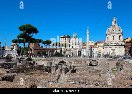 Italie Rome Chiesa Cattolica SS Nome di Maria Colonna Traiana Santa Maria di Loreto Piazza Foro traiano Banque D'Images