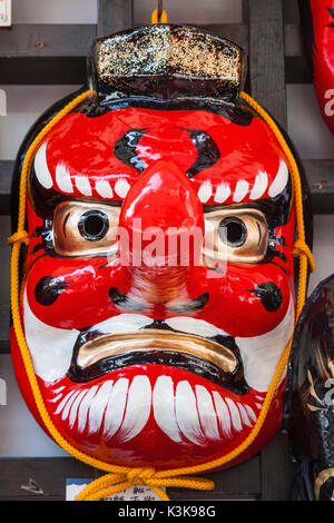 Japon, Tokyo, Asakusa, Hoshu, Rue Commerçante Nakamise, masque de Tengu Souvenirs Banque D'Images