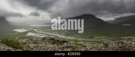 Vue panoramique à partir de la Nammatj avec pluie nuages dans Rapadalen, Sarek National Park, Suède Banque D'Images