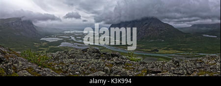 Vue panoramique à partir de la Nammatj avec pluie nuages dans Rapadalen, Sarek National Park, Suède Banque D'Images