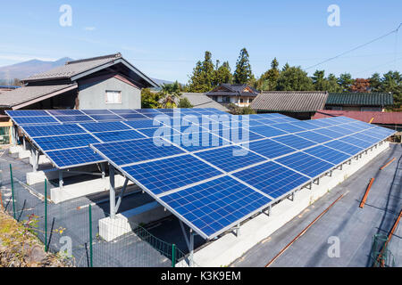 Le Japon, Hoshu, préfecture de Yamanashi, Kobuchizawa, panneaux solaires Banque D'Images