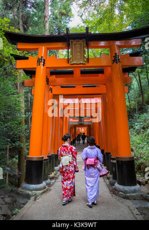 Le Japon, Kyoto City,Sanctuaire Fushimi Inari, Tori Gates Banque D'Images