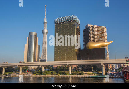 Le Japon, la ville de Tokyo, Asakusa, Sky Tree Tower, Asahi Beer Hall, la rivière Sumida Banque D'Images