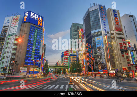 Le Japon, la ville de Tokyo, Akihabara Electric Town, l'avenue Chuo Banque D'Images