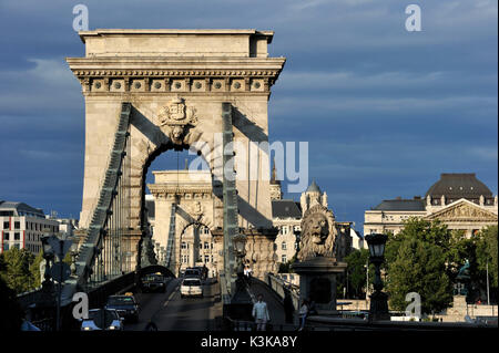 Hongrie, Budapest, le Danube, le Pont des chaînes (Szechenyi Lanchid) classé au patrimoine mondial de l'UNESCO, le Palais de Gresham, style Art nouveau de 1907, aujourd'hui converti en Hôtel Banque D'Images