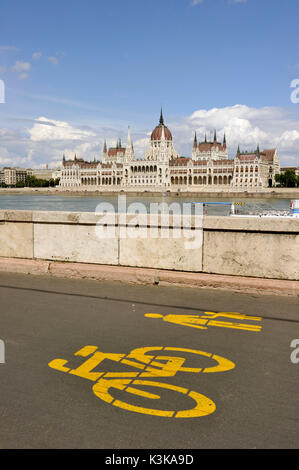 Hongrie, Budapest, le Danube et le Parlement vu de l'autre rive de la rivière, classée au Patrimoine Mondial de l'UNESCO, côté Buda Banque D'Images