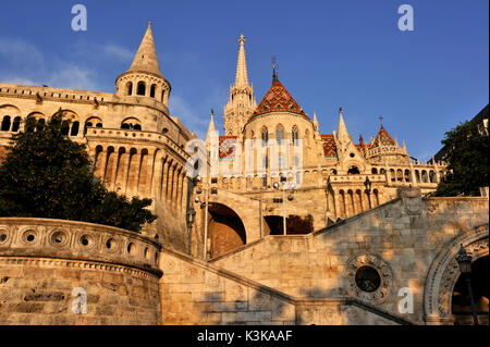 Hongrie, Budapest, Bastion des pêcheurs et Eglise Mathias situés dans le quartier historique du château de Buda classé au patrimoine mondial de l'UNESCO Banque D'Images