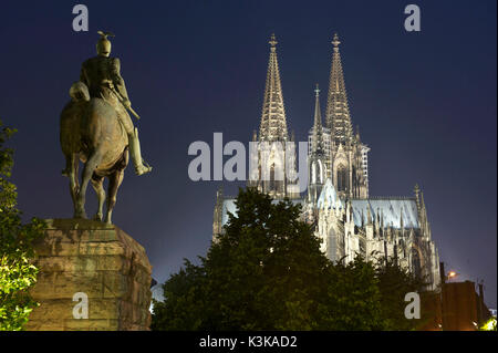 Allemagne, Rhénanie-du-Nord-Westphalie, Cologne (Köln), statue équestre de Wilhelm II sur le pont Hohenzollern-Brücke et la cathédrale de Cologne classée au patrimoine mondial de l'UNESCO Banque D'Images