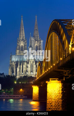 L'Allemagne, en Rhénanie du Nord-Westphalie, Cologne (Köln), le Rhin, le pont Hohenzollern-Brücke et la cathédrale de Köln inscrite au Patrimoine Mondial de l'UNESCO Banque D'Images