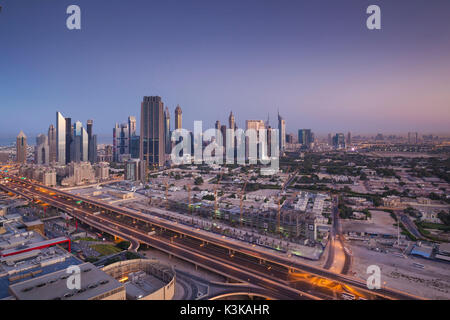 Émirats Arabes Unis, Dubai, Dubaï, elevated view of skyscrapers sur Sheikh Zayed Road à partir du centre-ville, l'aube Banque D'Images