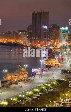 Émirats Arabes Unis, Dubai, Deira, elevated view de la Crique de Dubaï, dusk Banque D'Images