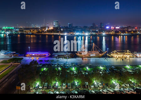 Émirats Arabes Unis, Dubai, Deira, elevated view de la Crique de Dubaï, dusk Banque D'Images