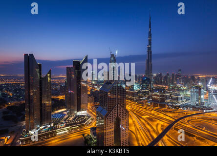 Émirats Arabes Unis, Dubai, Dubaï, eleavted vue sur la route Sheikh Zayed et tour Burj Khalifa, plus haut bâtiment du monde, 2016, Dawn Banque D'Images