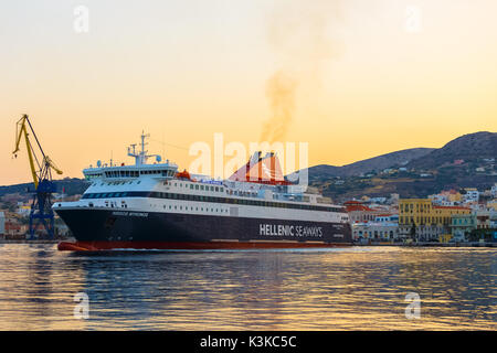 Hellenic Seaways ferry bateau ancré dans le port d'Ermoupolis ERMOUPOLIS.dans l'après-midi est une ancienne commune de l'île de Syros, Cyclades Banque D'Images