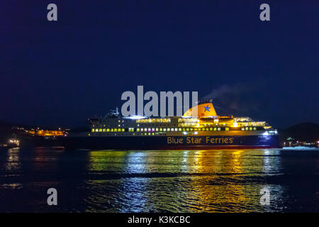 Blue Star ferry Patmos lors de ses derniers voyages avant de frapper au sol peu profond et devenir paralysés près de Ios, Grèce au 30 août 2017. Banque D'Images