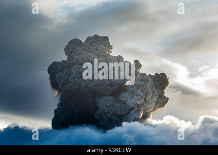 Nuages pyroclastiques d'une éruption du volcan de la Mt. Sinabung à Sumatra en Indonésie, augmente de façon spectaculaire au cours de la couverture nuageuse Banque D'Images