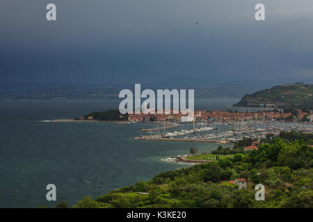 Izola (isola) est la deuxième plus grande ville sur la côte slovène. Banque D'Images