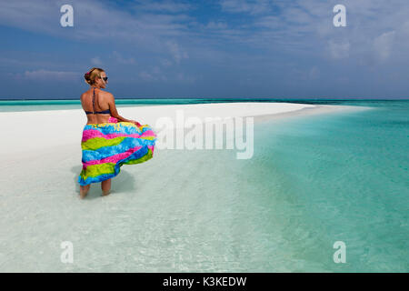 Woman sur banc de sable, atoll de Felidhu, Maldives Banque D'Images