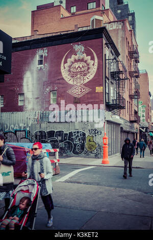 Graffitis et Street Art, Steetview avec les gens, Manhattan, New York, USA Banque D'Images