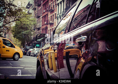 Les taxis jaunes et réflexions en vernis voiture Streetview, Manhattan, New York, USA Banque D'Images