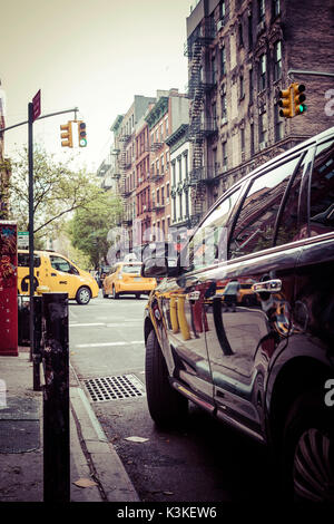 Les taxis jaunes et réflexions en vernis voiture Streetview, Manhattan, New York, USA Banque D'Images