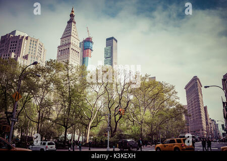 Paysage typique de NY, les gens et les voitures à la 5ème avenue, Flatiron Building, Manhattan, New York, USA Banque D'Images