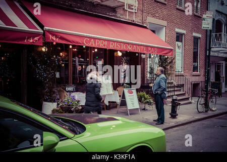 L'homme italien et une Chevrolet Camaro verte, en face d'une pizzeria, Little Italy, Manhattan, New York, USA Banque D'Images