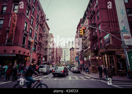 Le trafic avec Streetview et maisons en briques, les escaliers d'incendie, l'architecture typique dans Little Italy, Manhattan, New York, USA Banque D'Images