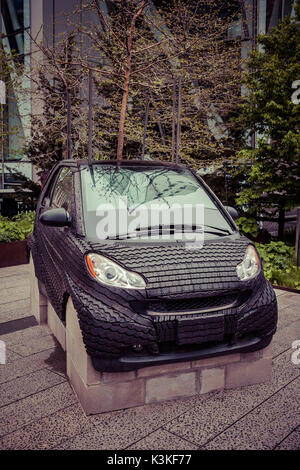 Streetart Sculpture d'une conception de pneus voiture, Smart. La ligne haute est un parc public construit sur une ligne ferroviaire fret historique élevé au-dessus de la rue, côté ouest de Manhattan. Chelsea, Art District, attraction touristique et la vie Ligne de New York, Manhattan, USA Banque D'Images