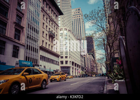 Streetview à la circulation et les taxis jaunes, les piétons, de Manhattan, New York, USA Banque D'Images