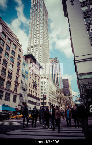 Le trafic avec Streetview, les piétons, de Manhattan, New York, USA Banque D'Images