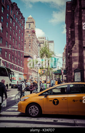 Le trafic avec Streetview, les piétons et de la cabine, de Manhattan, New York, USA Banque D'Images