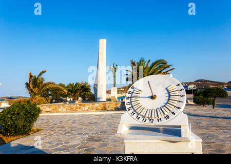 Horloge solaire au port d'Ermoupoli ville dans l'île de Syros, Cyclades, en Grèce. Ermoupolis est une ancienne commune de l'île de Syros. Banque D'Images