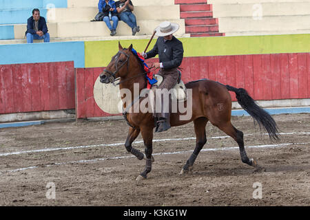 18 juin 2017, Pujili, Equateur : torero à cheval se prépare pour le rituel lutte dans l'arène Banque D'Images